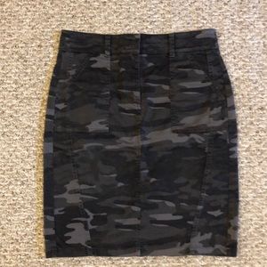 LOFT size 8 black camo skirt. 22” long from waist to hem.